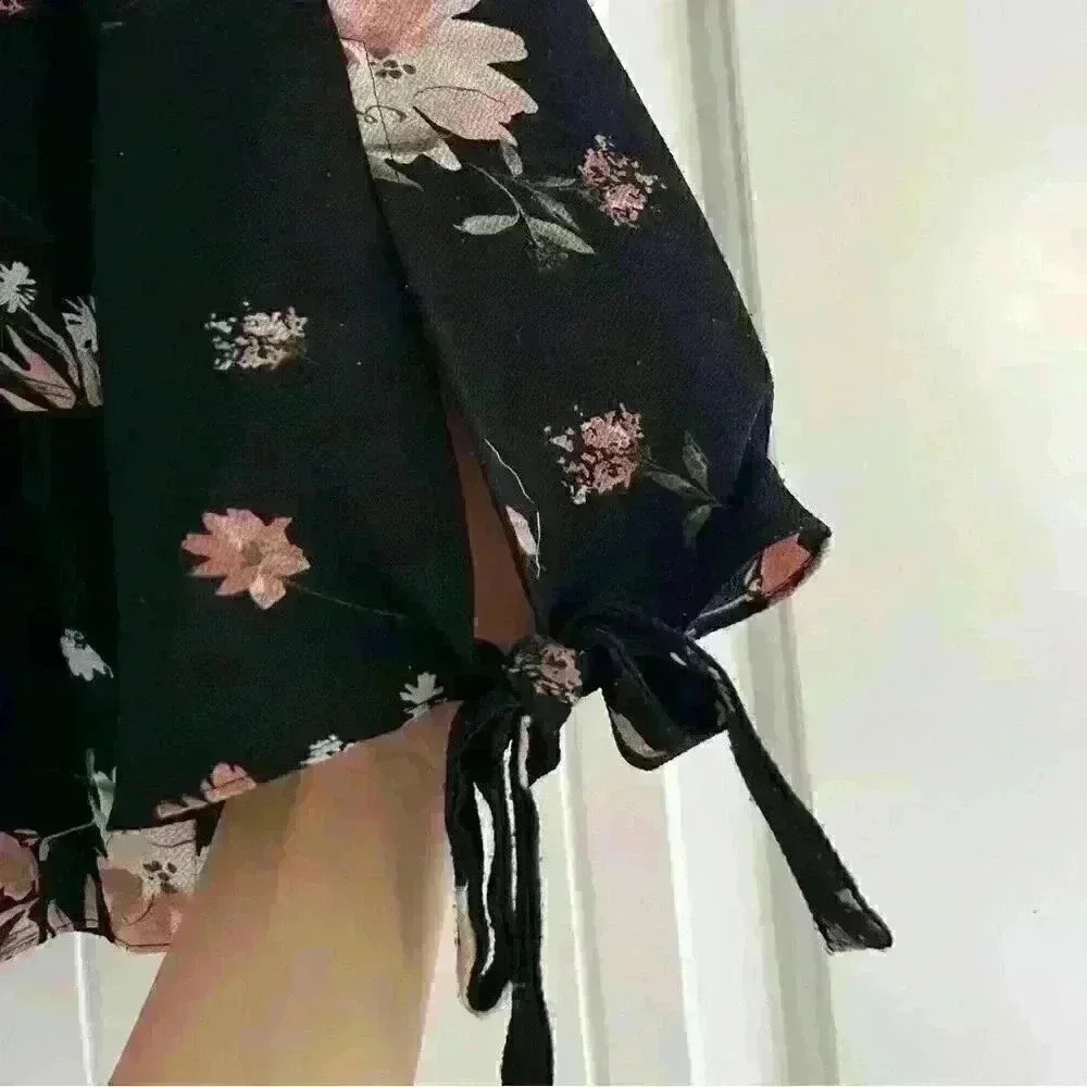 Takara size small floral pattern dress shirt with bow tie on the sides - Picture 5 of 5